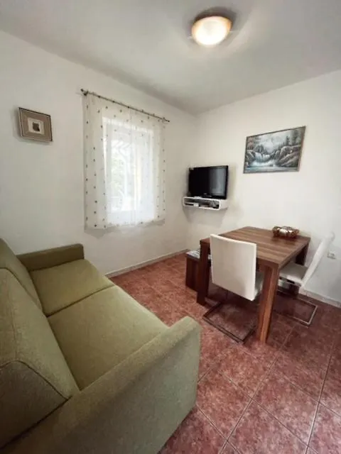 2Br Apartment Hedvig Jadranovo